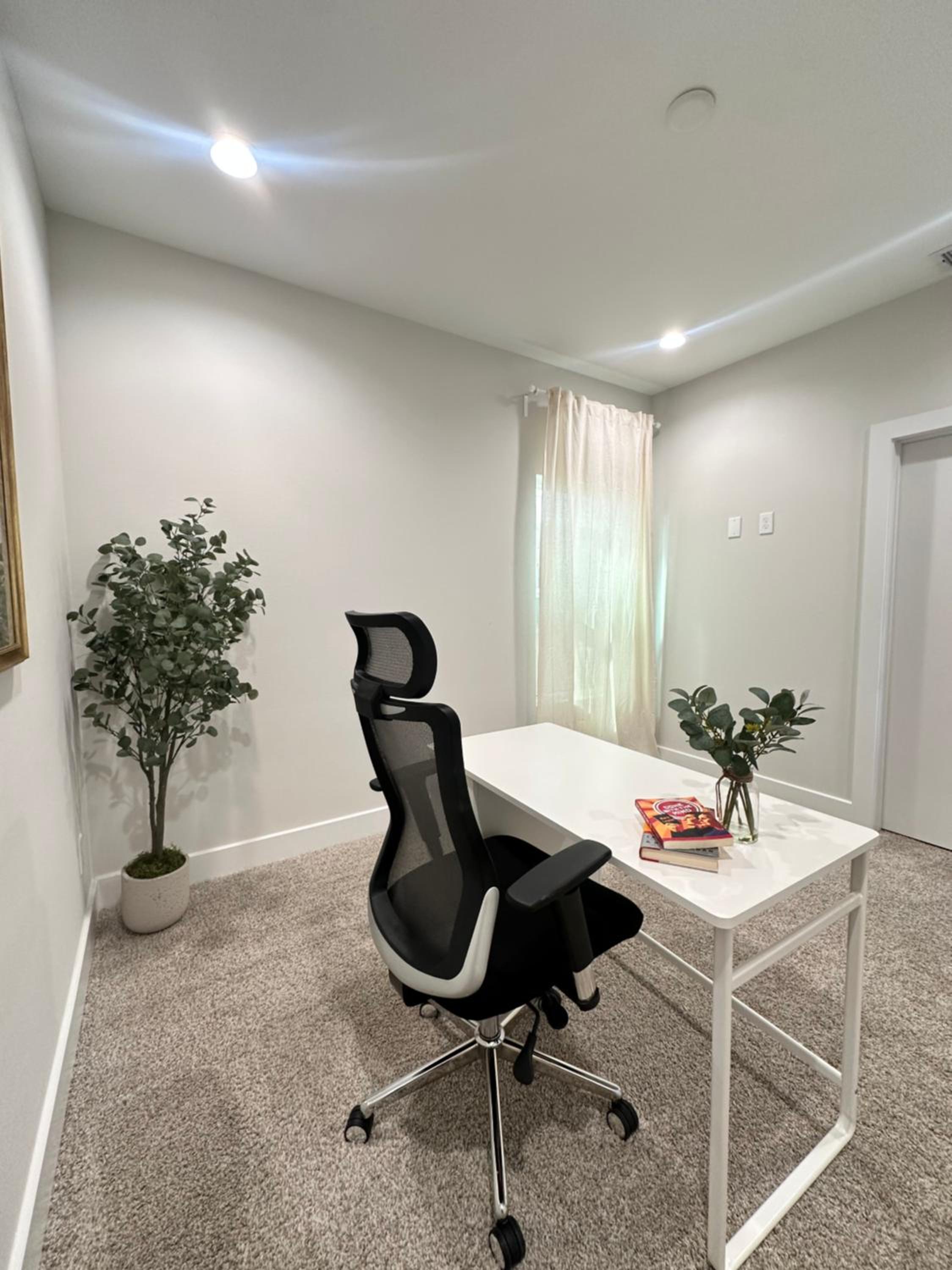 Work n Relax Heights Private Suite with Office view 3