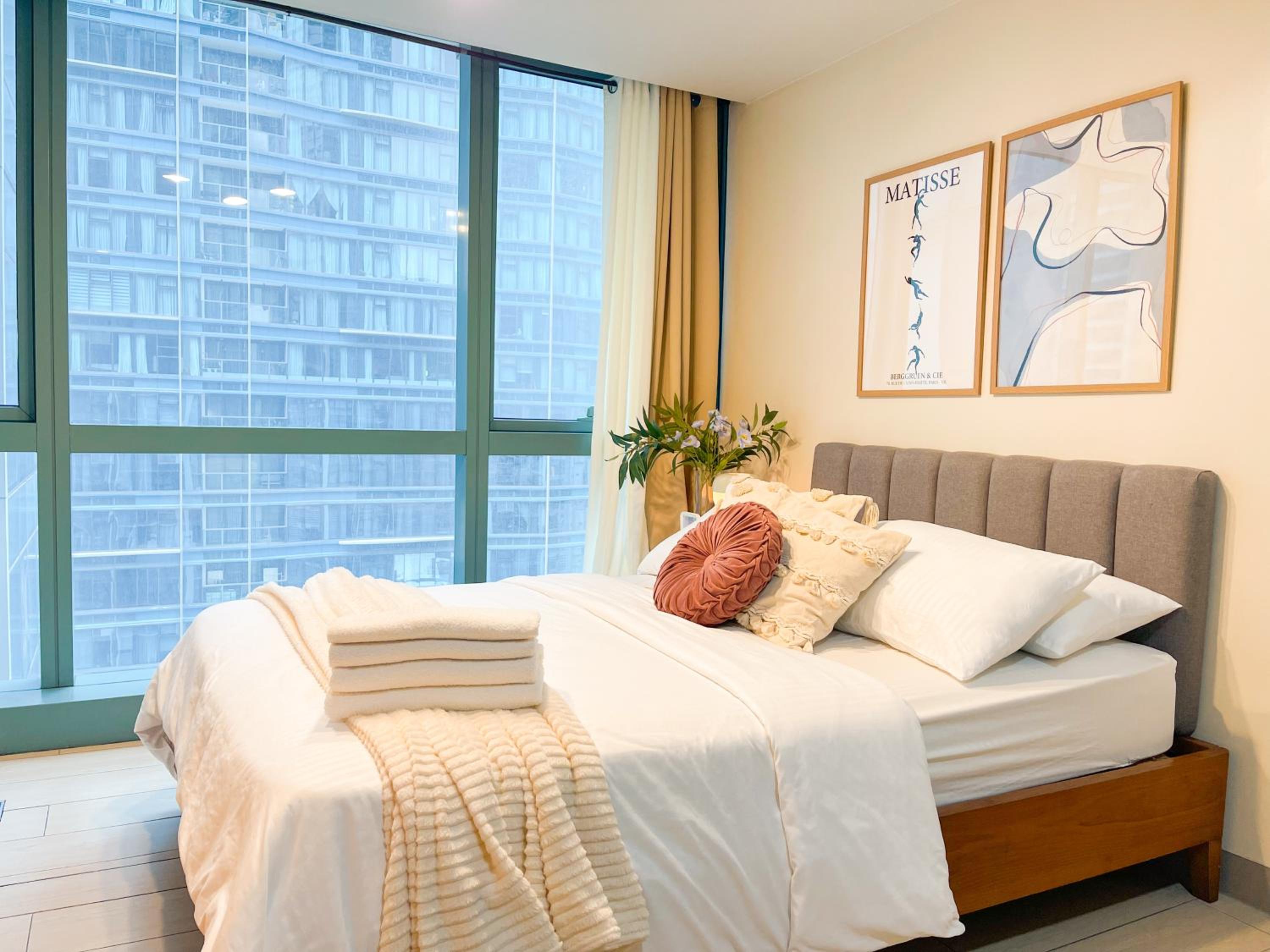 Luxury BGC Condo Across Uptown Mall #ournw19a view 4