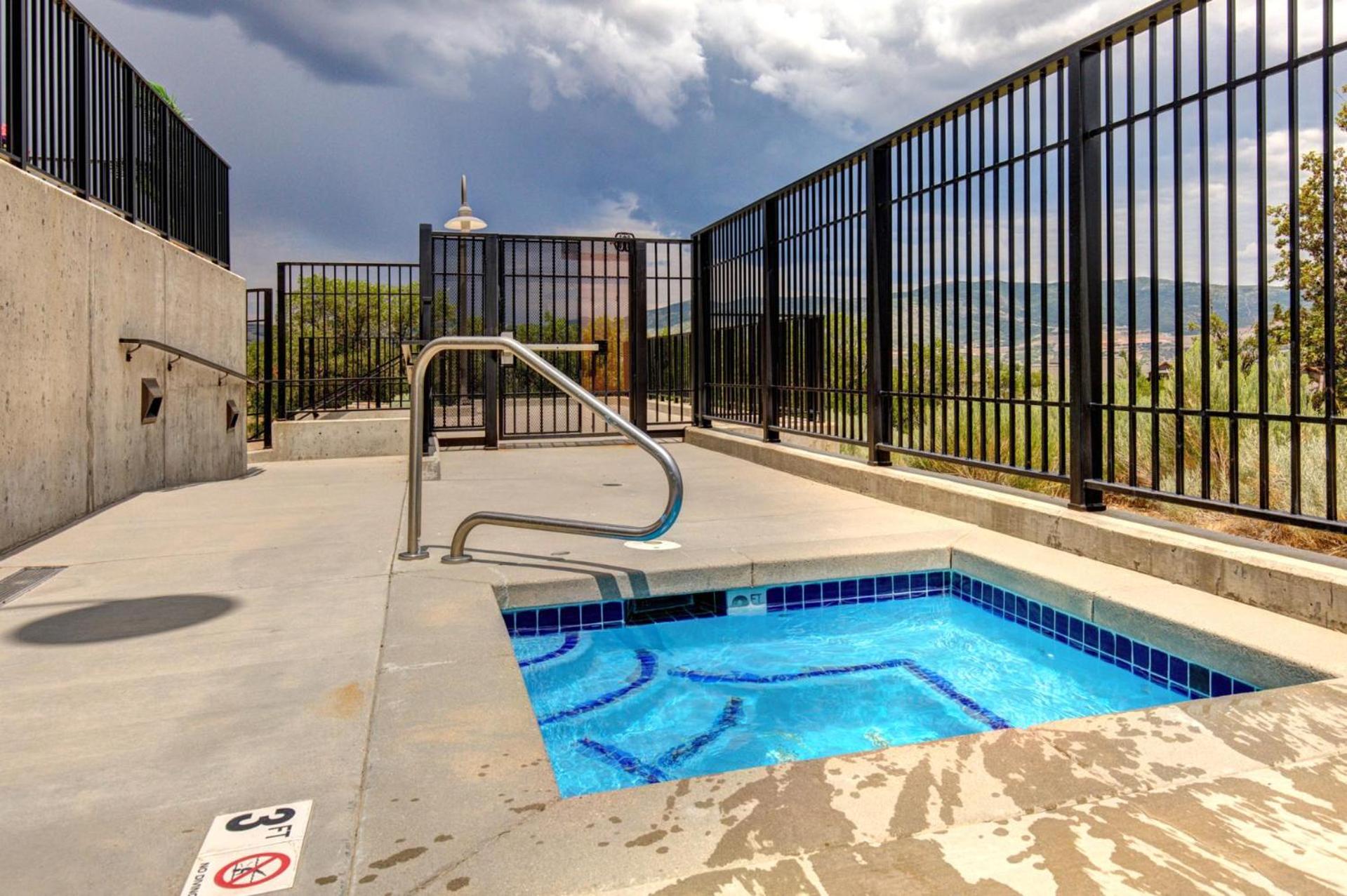 KBM Resorts:MAS-3053 Modern 2BR Across the street from Jordanelle Gondola and Jordanelle Reservoir view 5