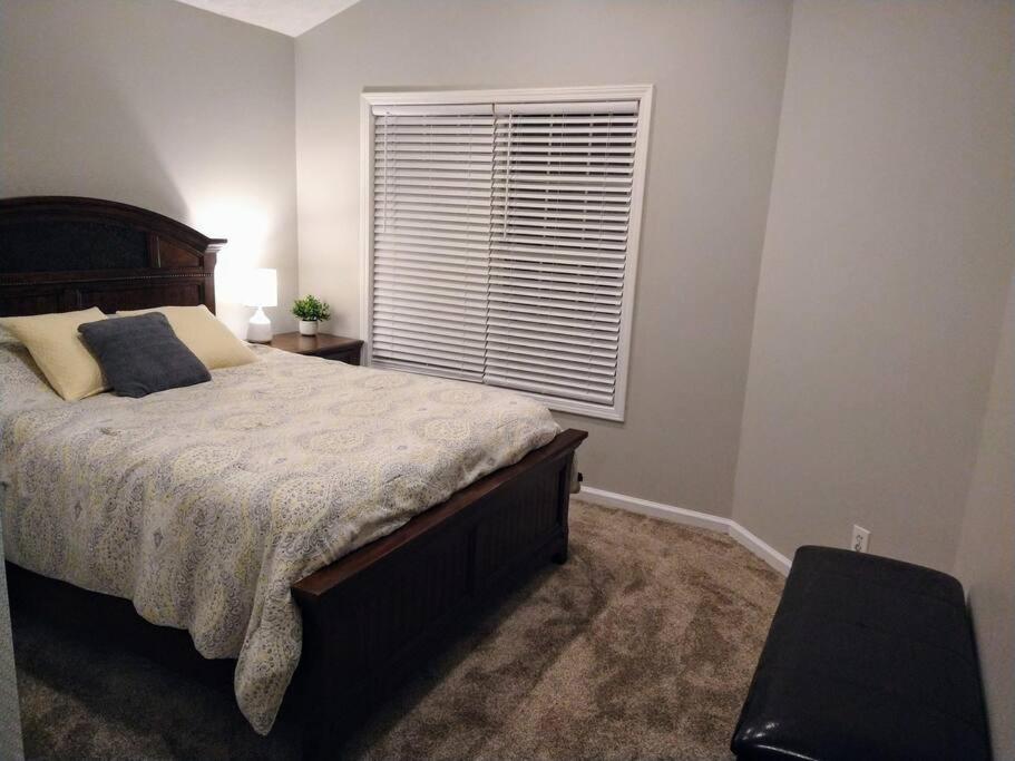 Spacious 2 Story 5 Bdms 3 Baths Near Stadiums view 3