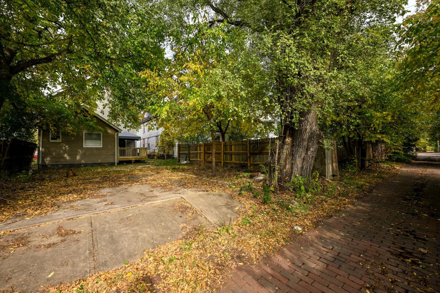 3 Bed Spacious 1st Floor Apt at Tremont view 4