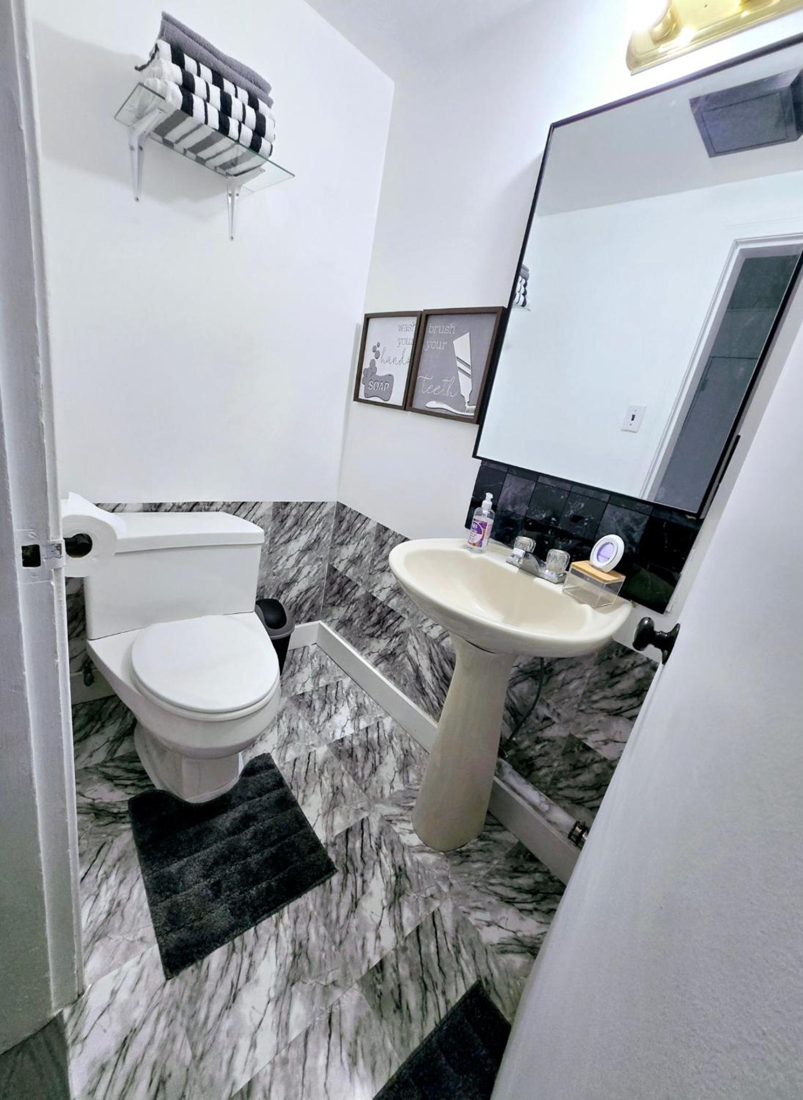 Private Cozy 1Br Basement Suite Perfect for Couple! With Date Bar for 2! Self Check-in, Private Parking