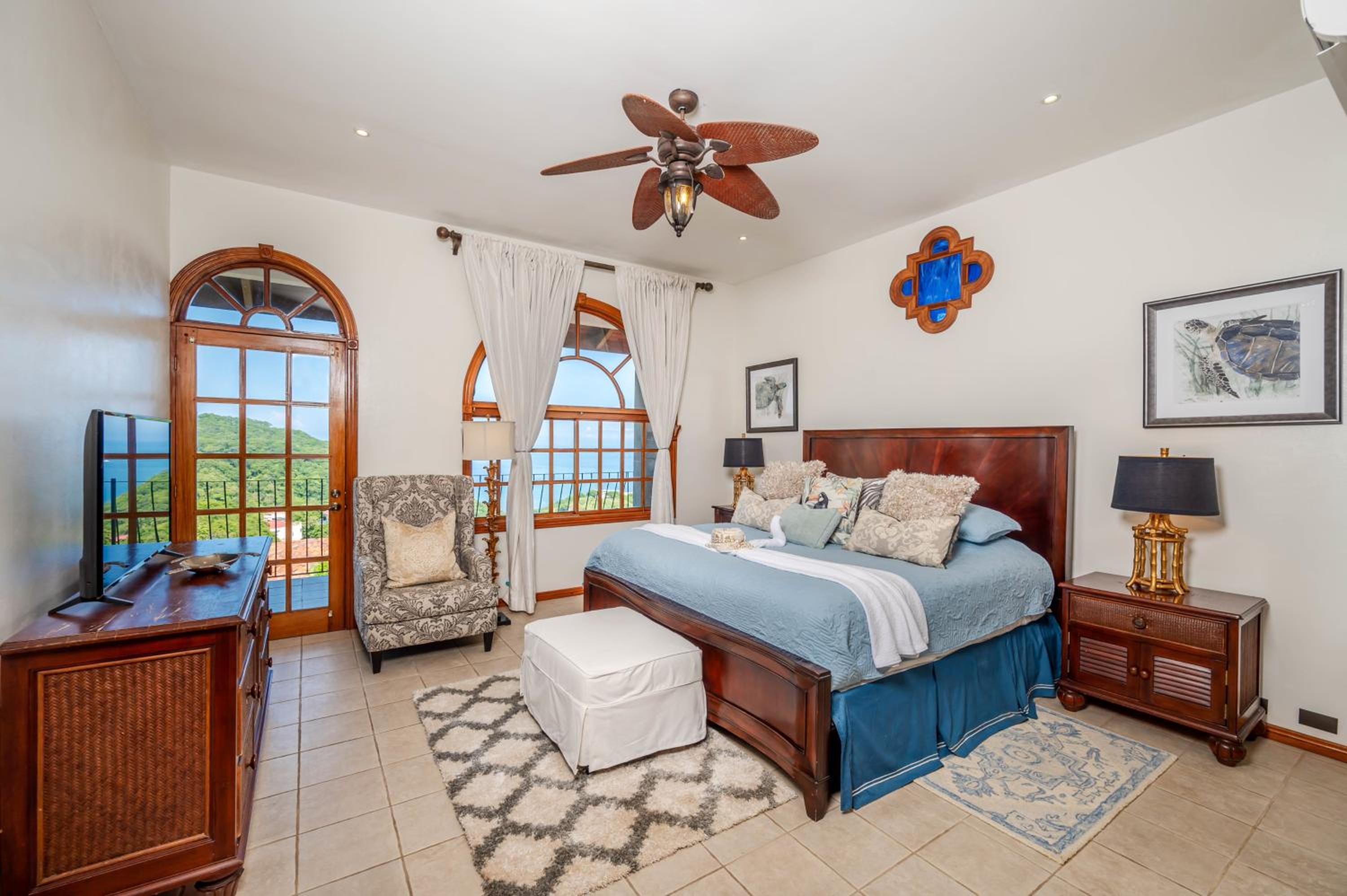 Casa Cole Top-of-the-World Villa w Pool Views