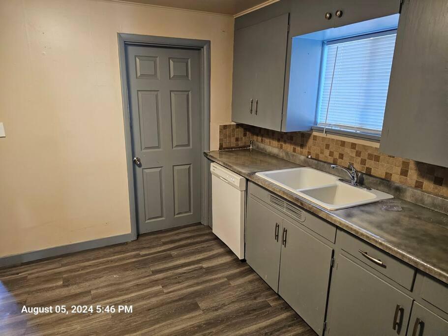 Tiny Bungalow in Everett! view 2