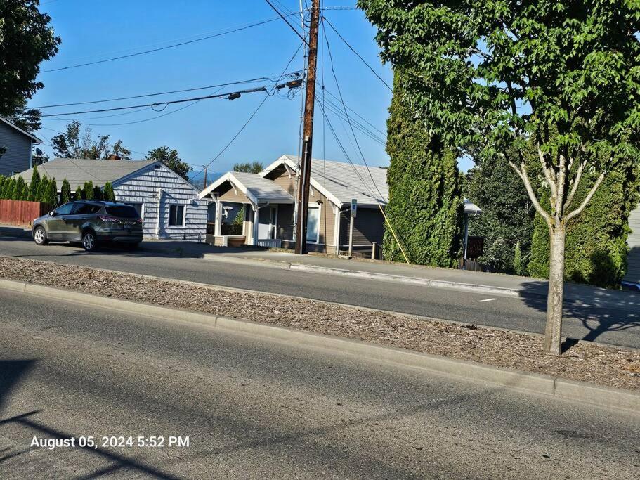 Tiny Bungalow in Everett! view 5