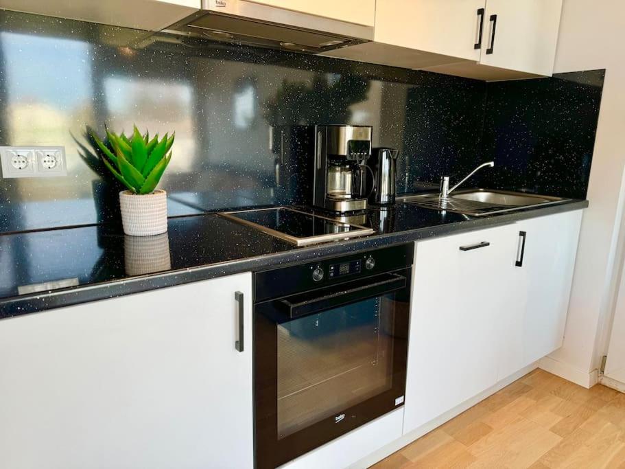 Moderne Wohnung mit Balkon - Nähe Shopping City Süd
