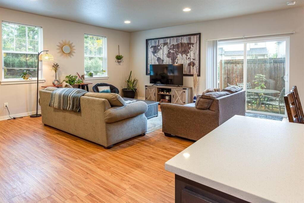 Albany Vacations - TWO townhomes for your giant group! - Property Image 2