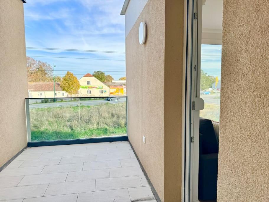Moderne Stillvolle Wohnung mit Terrasse