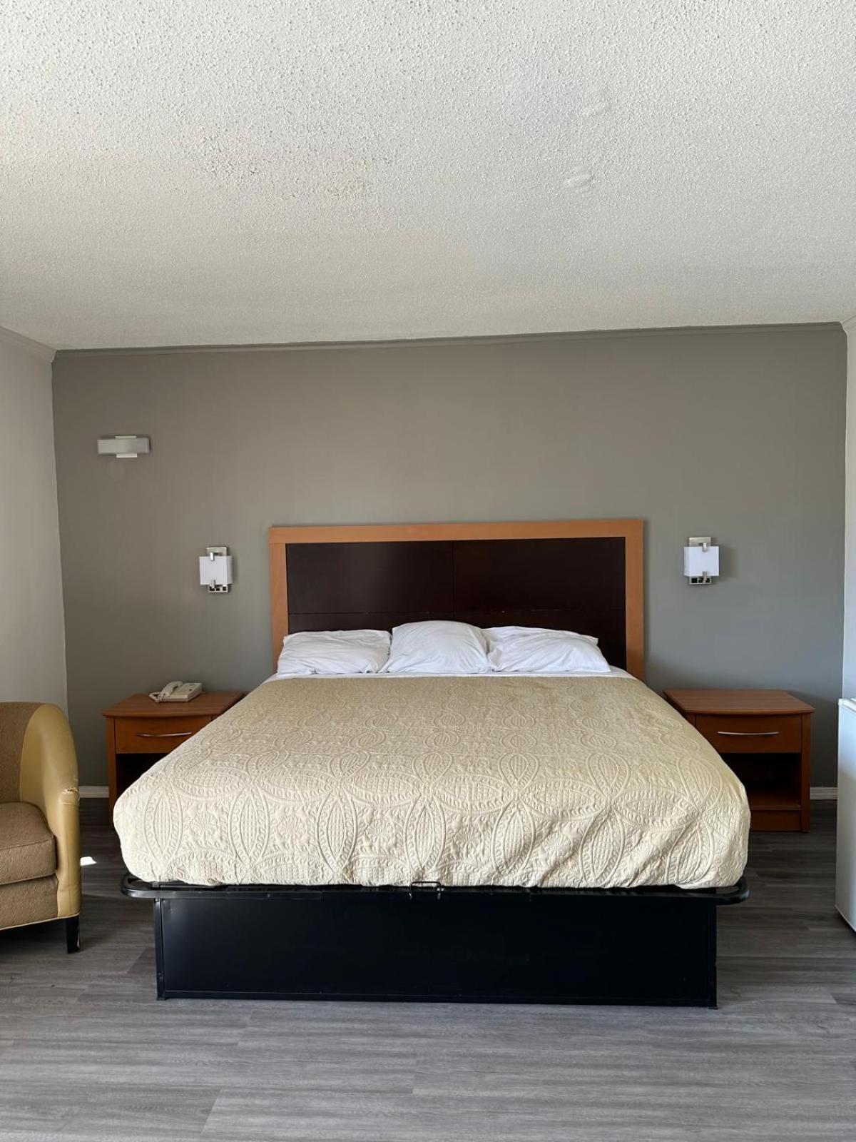 Budgetel Inn & Suites