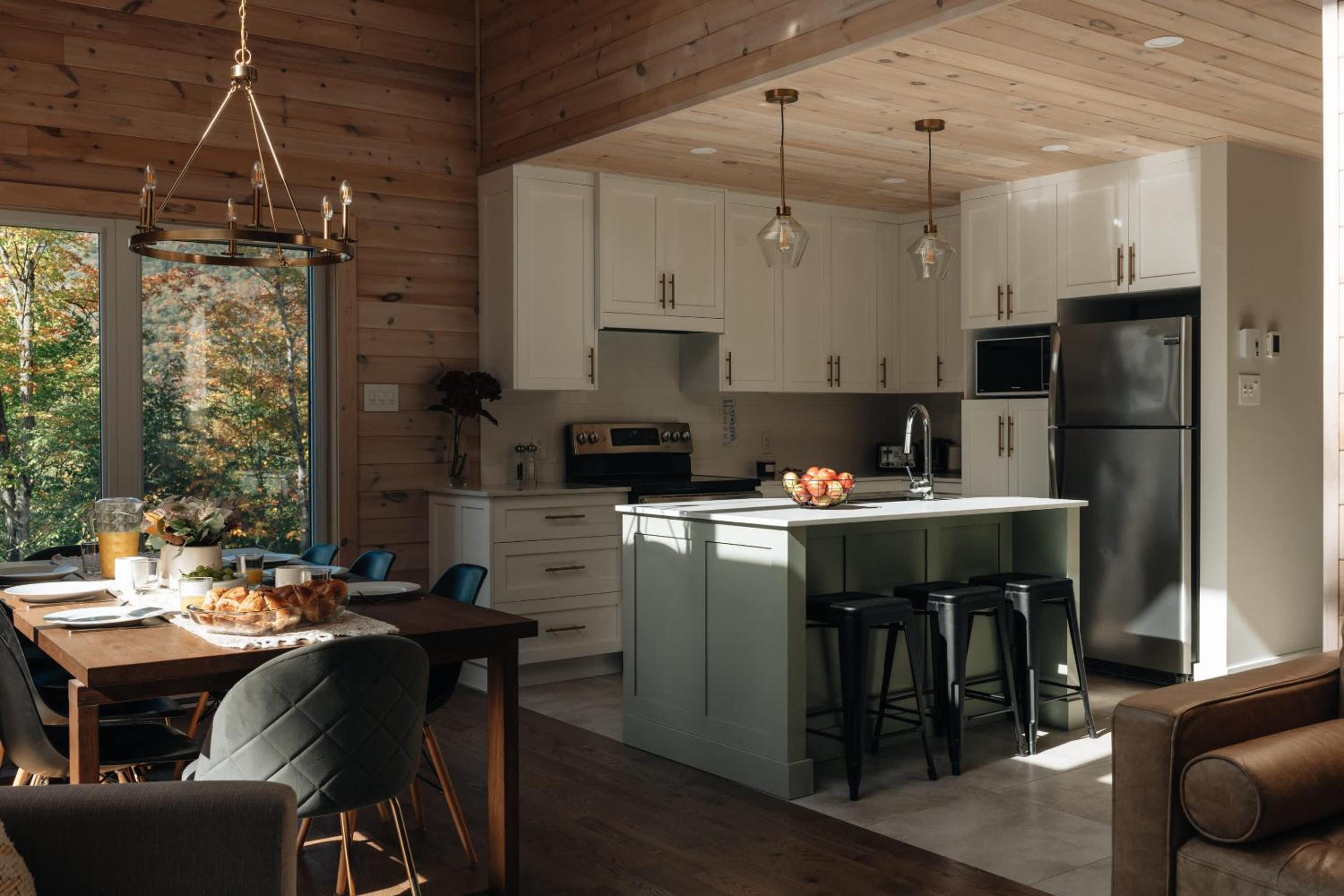Le Montagnia escape to Tremblant with hot tub
