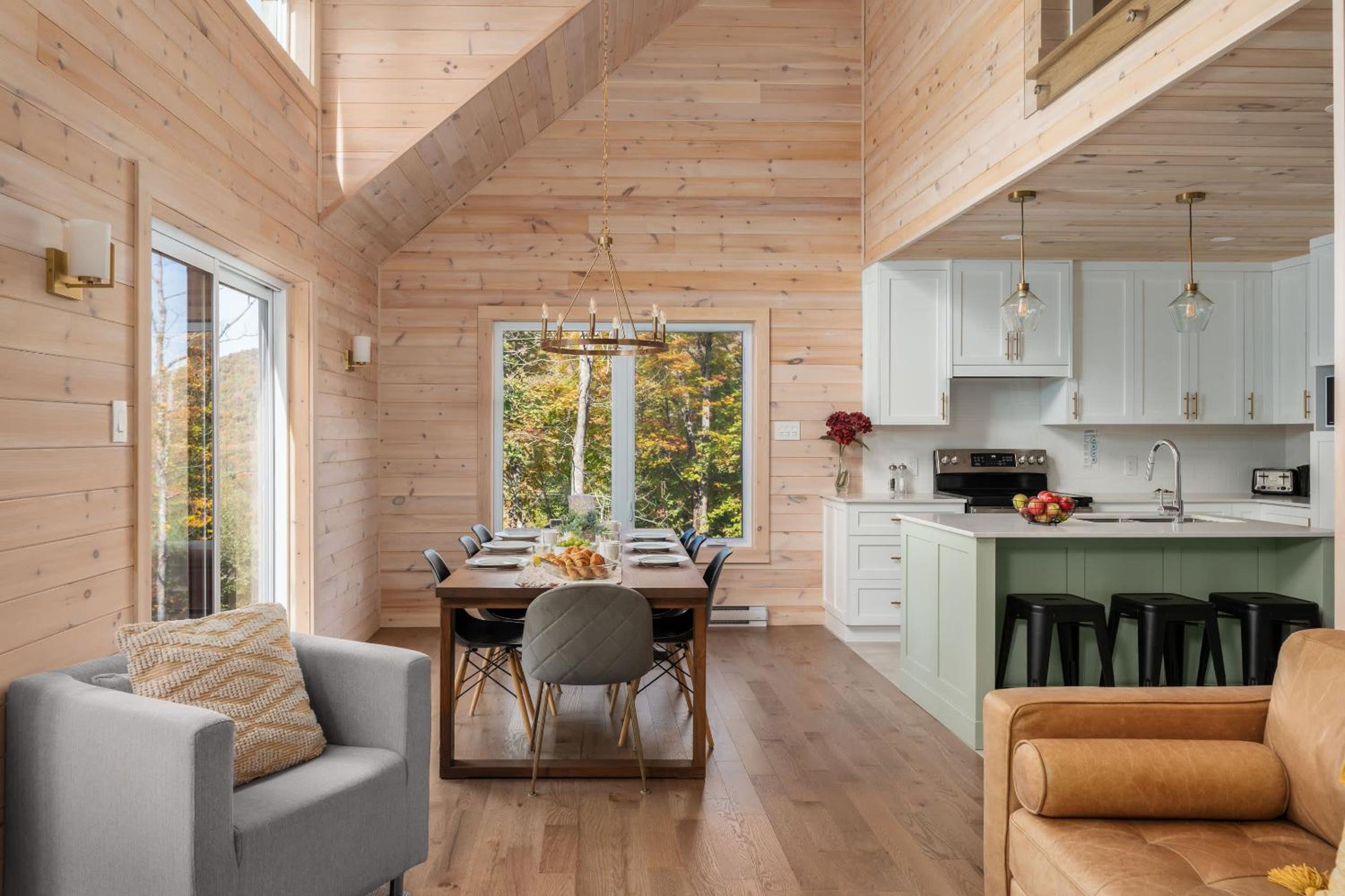 Le Montagnia escape to Tremblant with hot tub