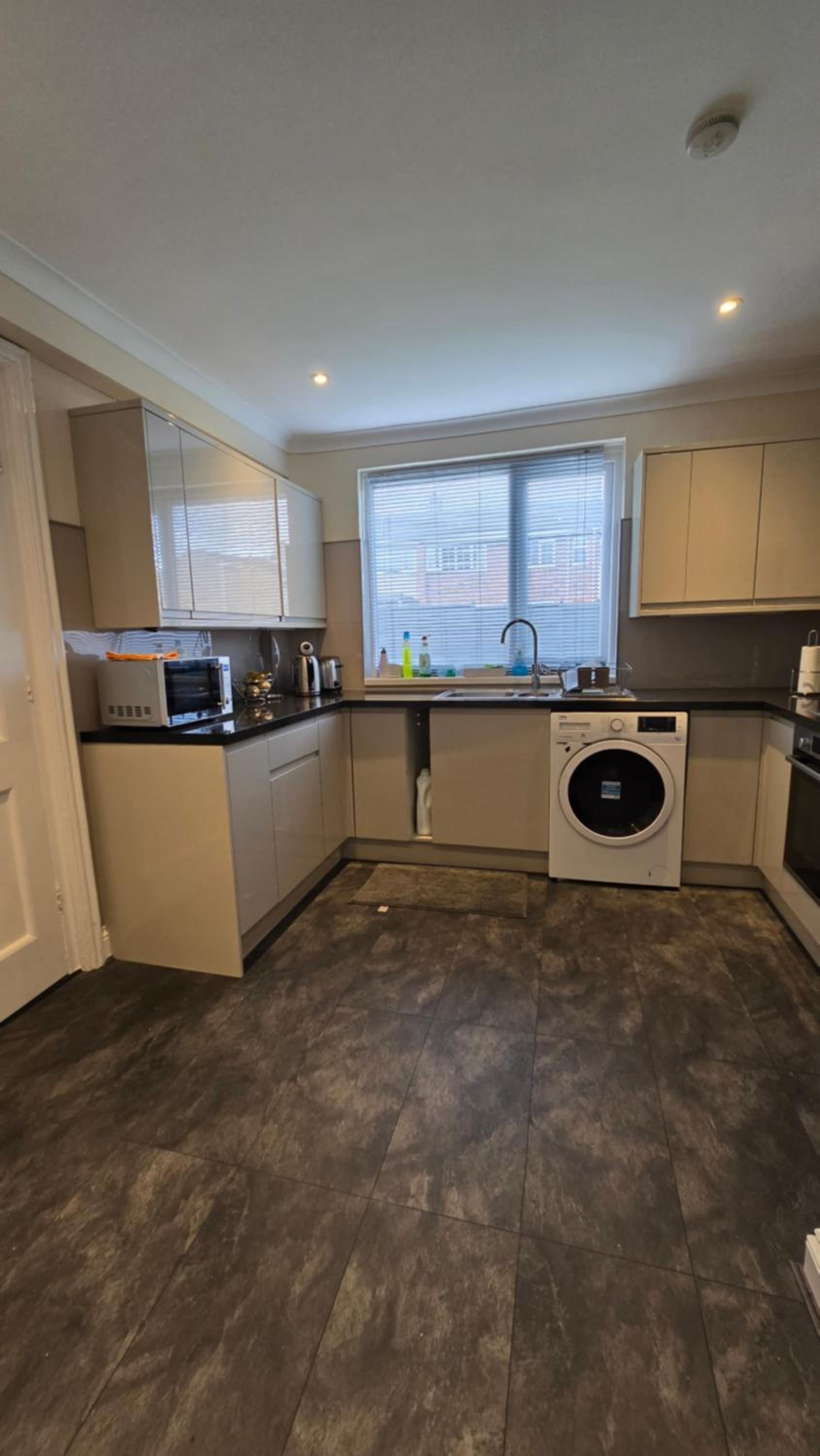 Charming 4 Bed independent house with 2 Bathrooms view 4