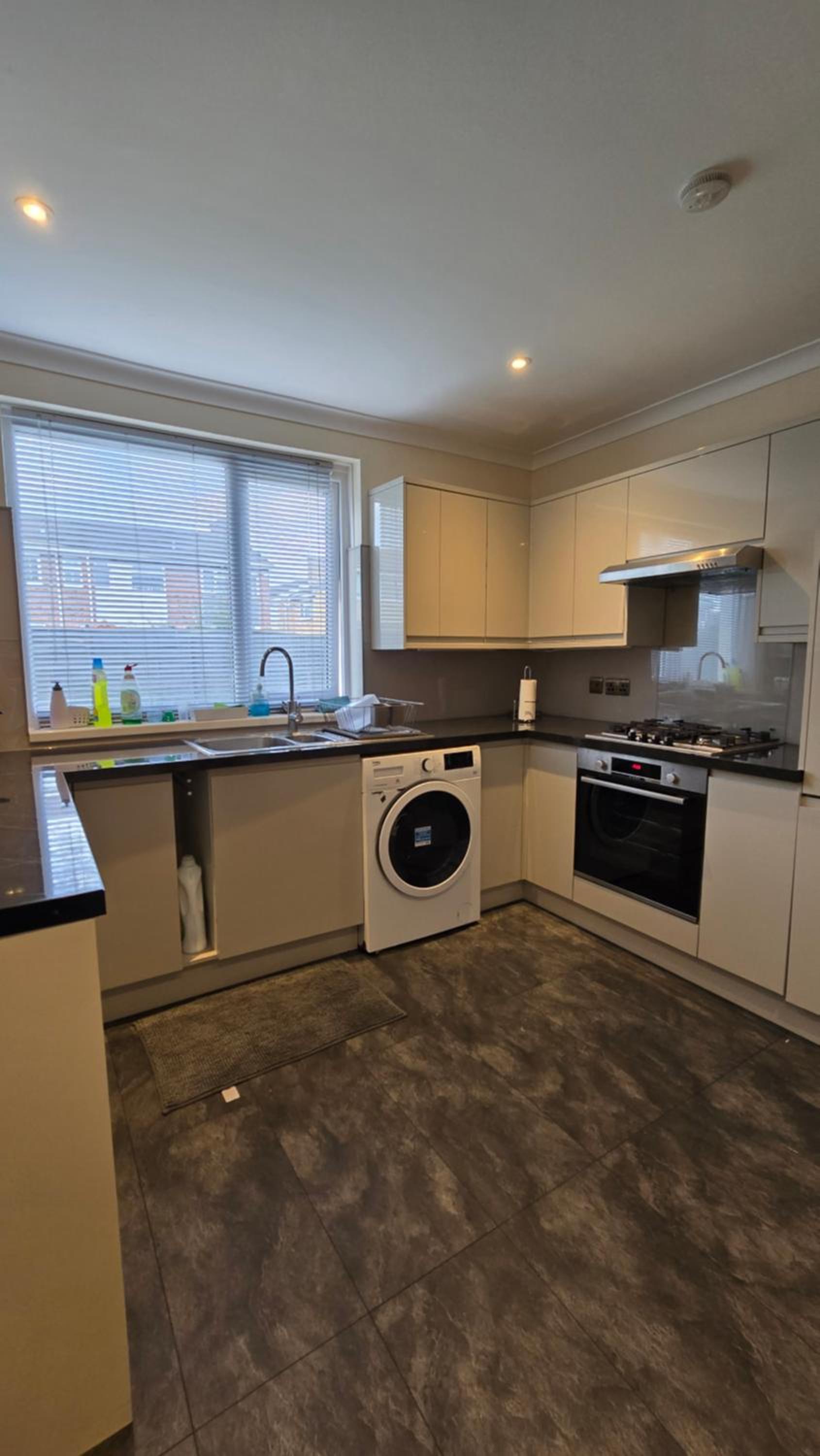 Charming 4 Bed independent house with 2 Bathrooms view 5