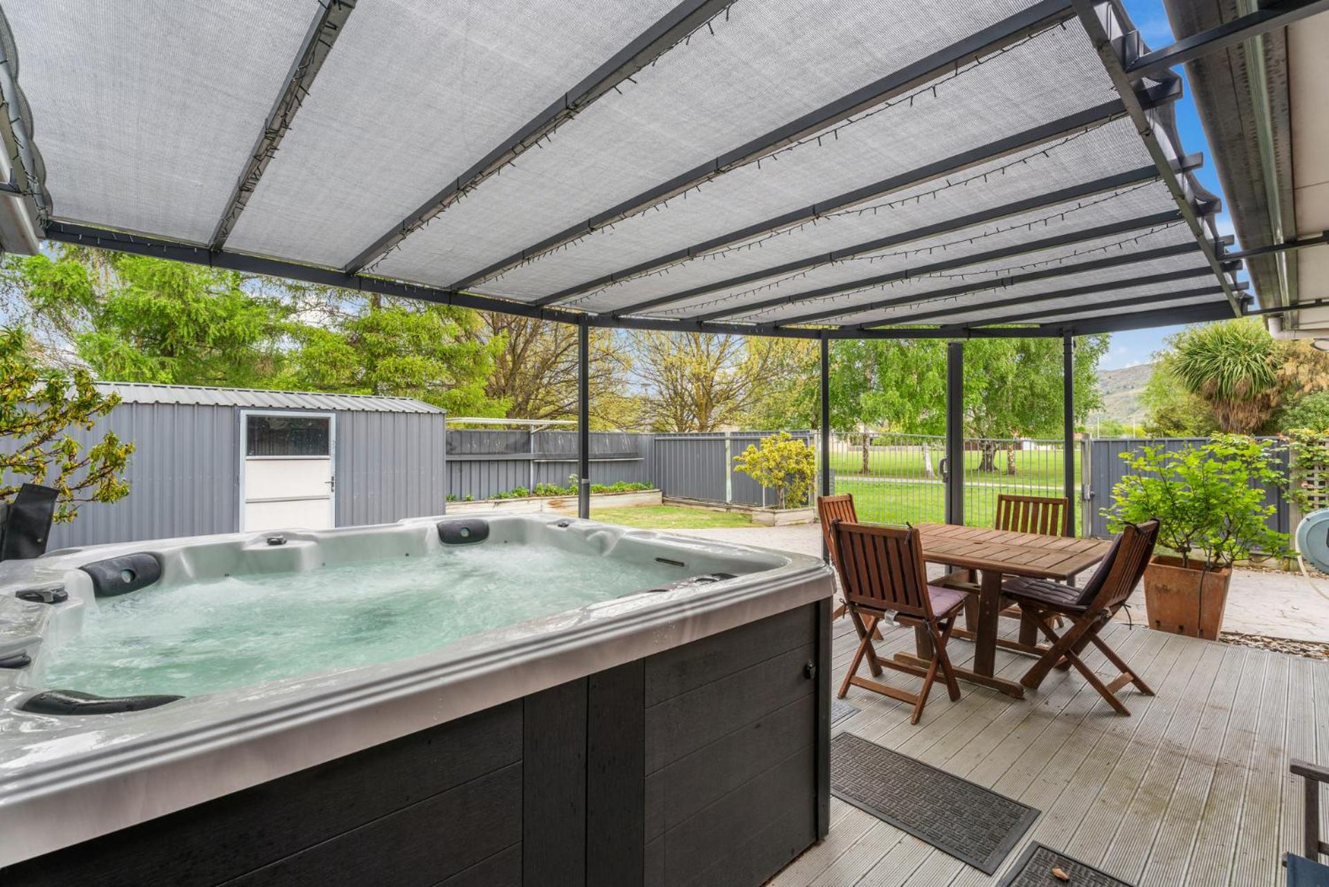 Hotel Greenways Escape - Cromwell Holiday Home - Image 1