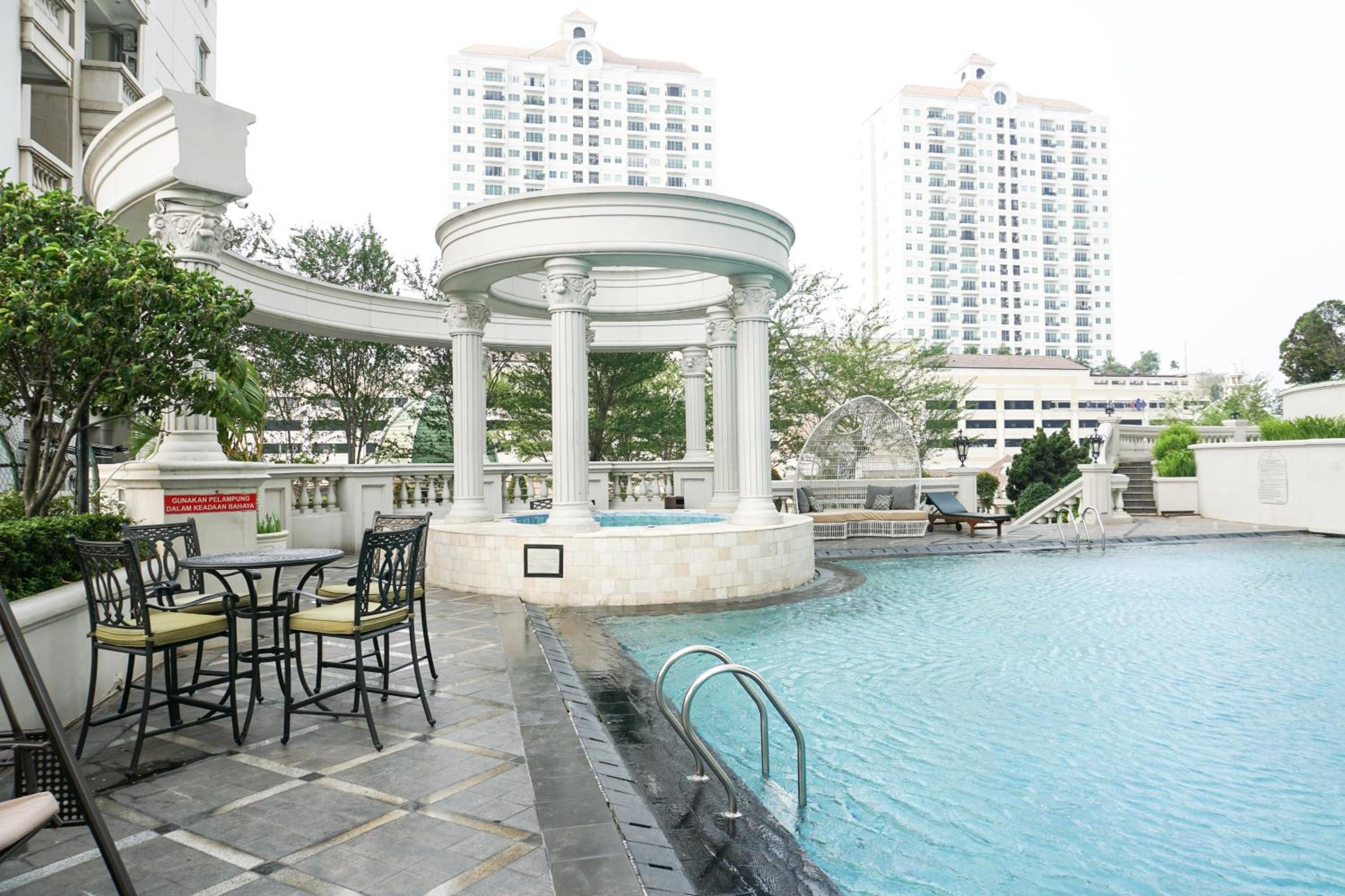 Comfy 1BR at Belleza Apartment By Travelio view 3