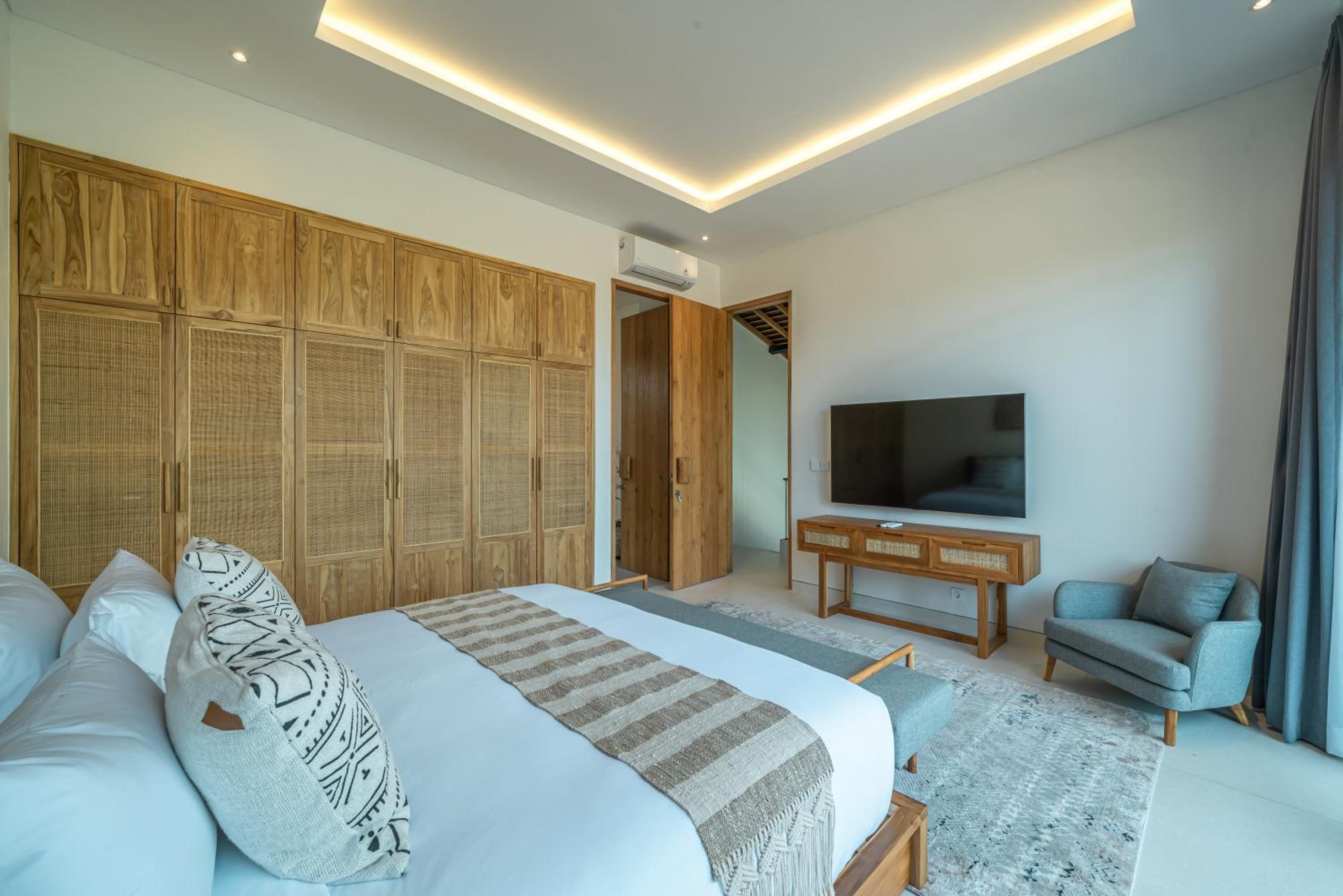 Casa Kameelya - Modern Tropical 4BR Villa in Central Canggu view 3