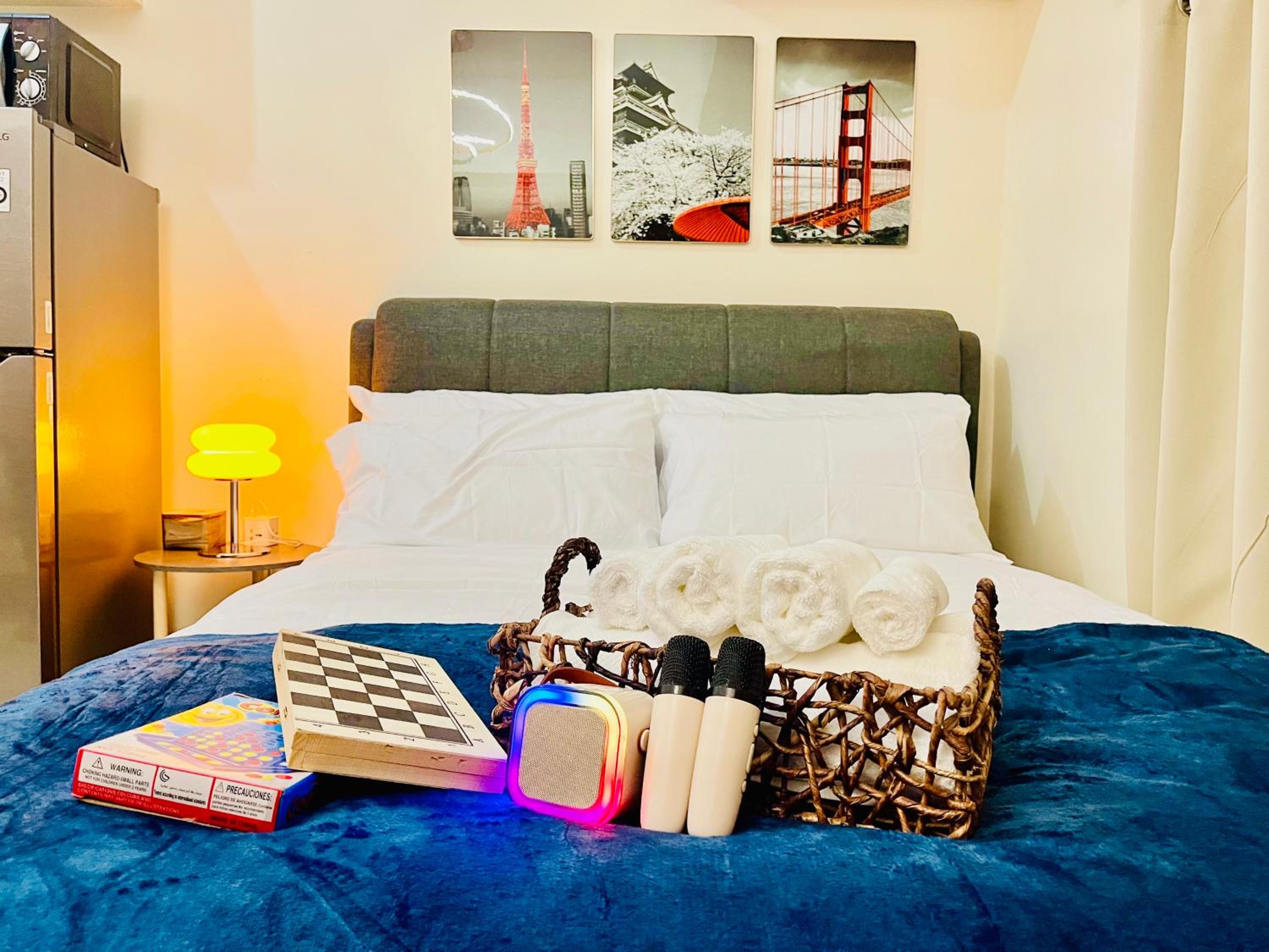 BGC 1BR, Steps to Mitsukoshi & Uptown Malls, 300Mbps Fiber 29K view 2