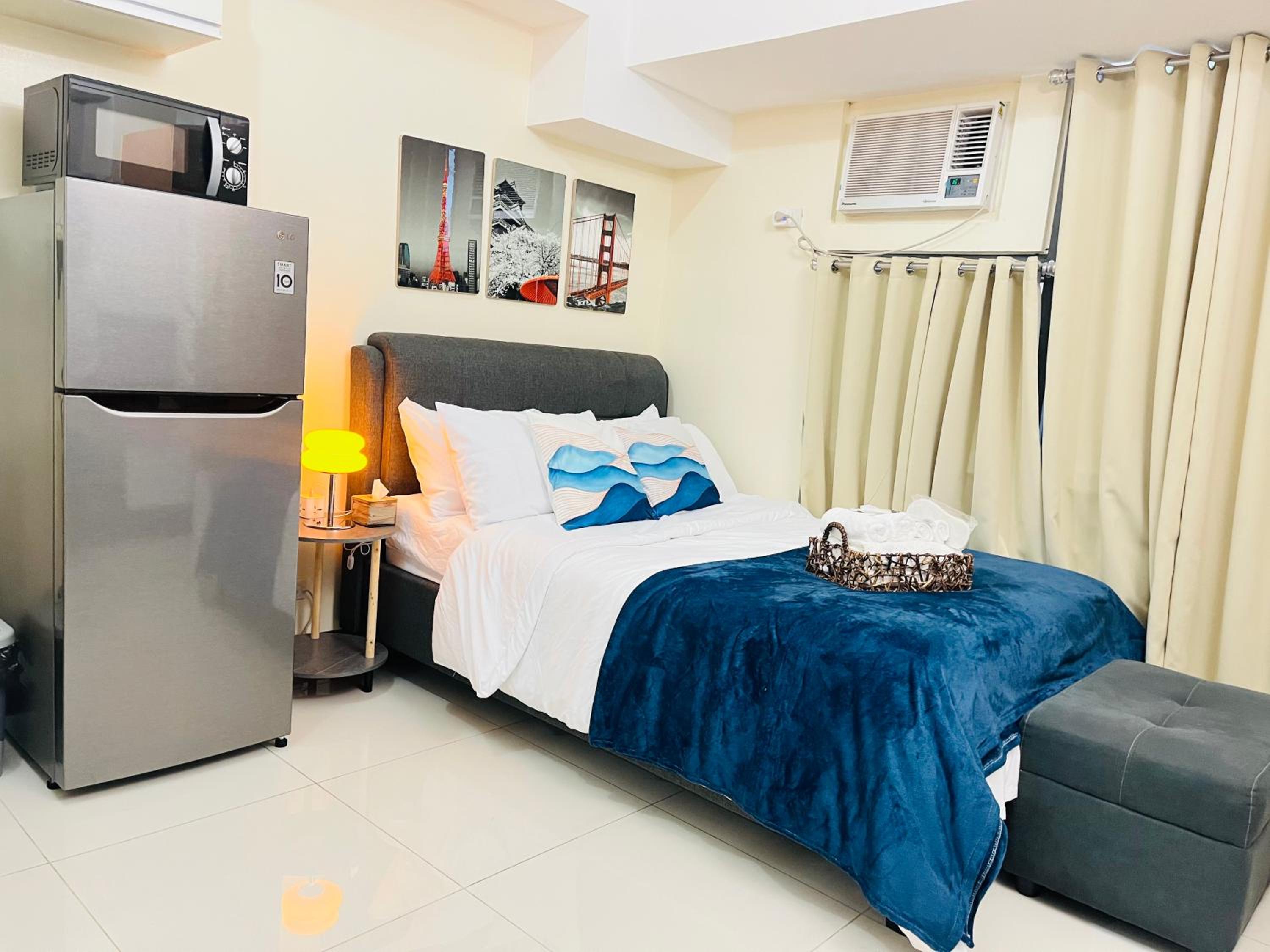 BGC 1BR, Steps to Mitsukoshi & Uptown Malls, 300Mbps Fiber 29K view 4