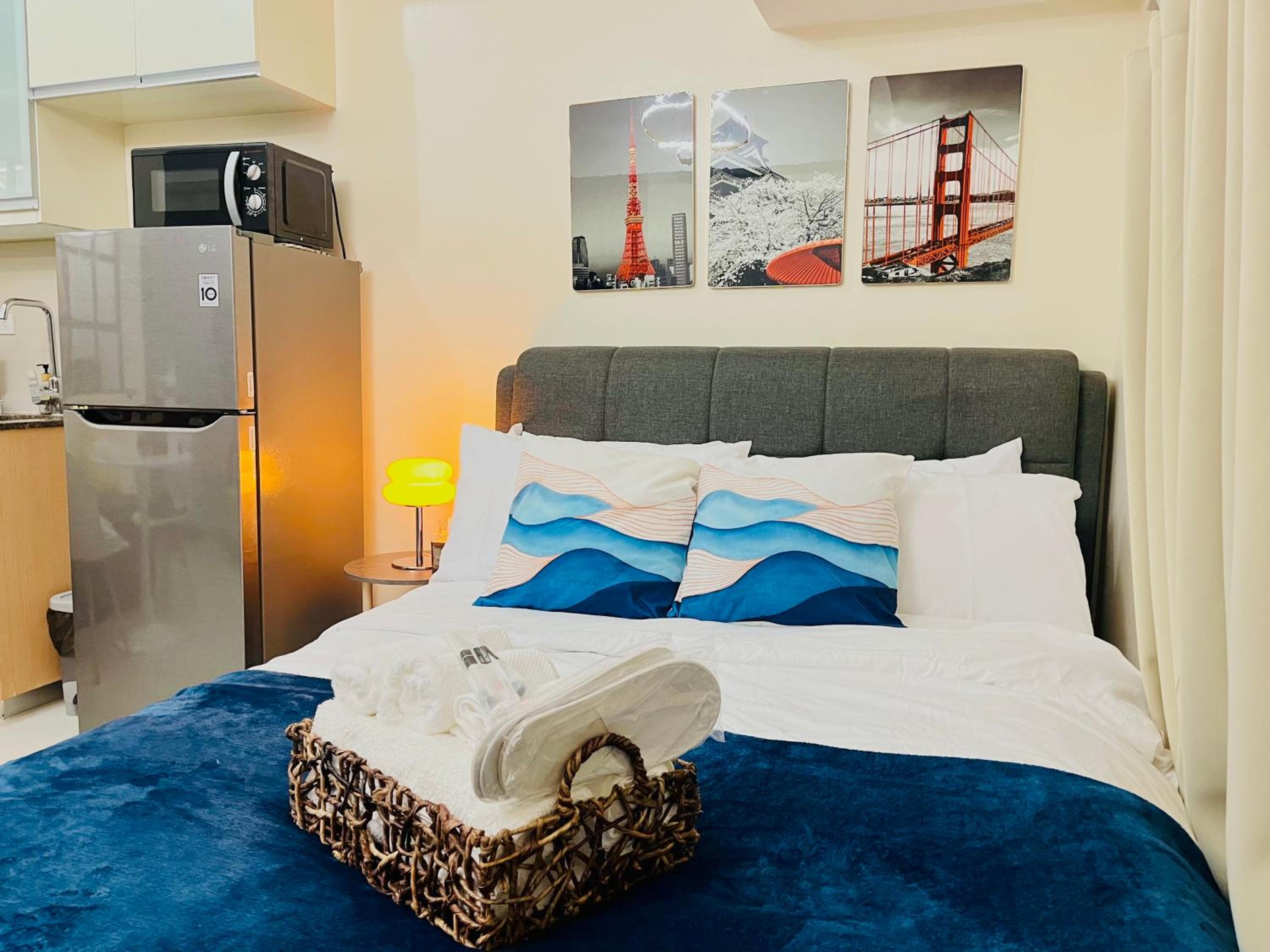 BGC 1BR, Steps to Mitsukoshi & Uptown Malls, 300Mbps Fiber 29K view 3