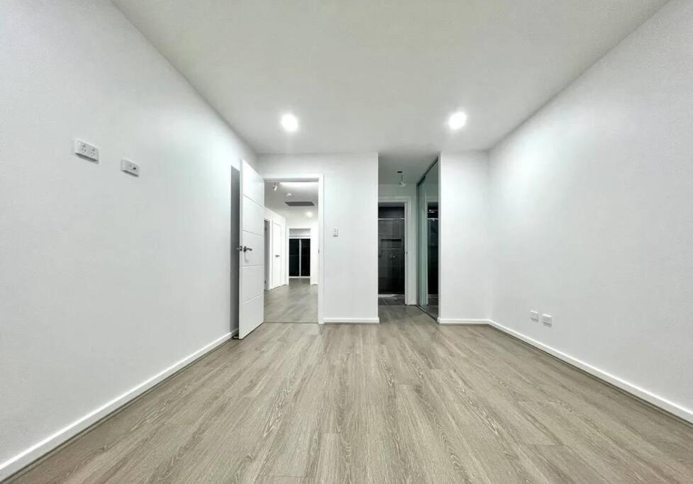 Luxury 5 Bedrooms 3 full Bathrooms home in centre of Rouse Hill