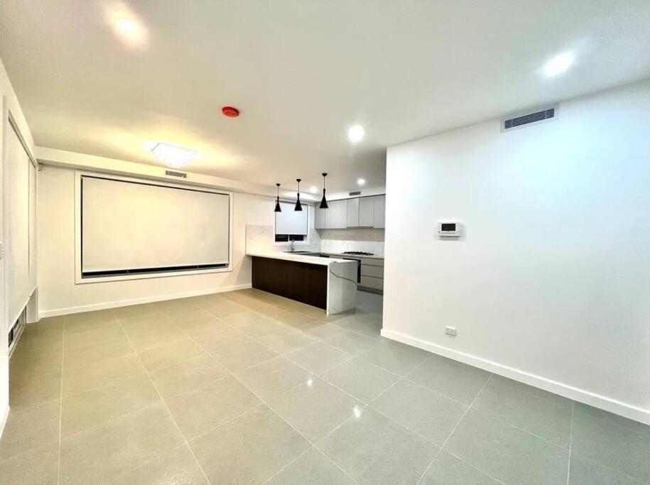 Luxury 5 Bedrooms 3 full Bathrooms home in centre of Rouse Hill