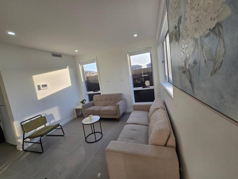 Luxury 5 Bedrooms 3 full Bathrooms home in centre of Rouse Hill
