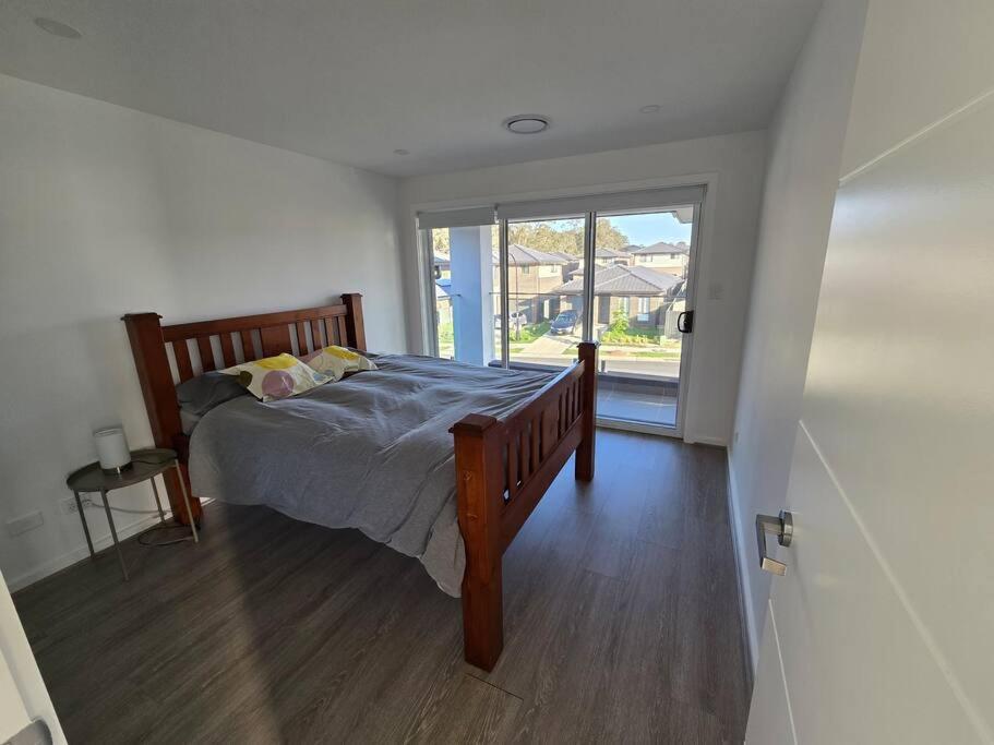 Luxury 5 Bedrooms 3 full Bathrooms home in centre of Rouse Hill