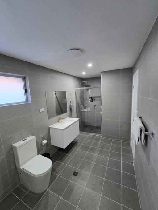 Luxury 5 Bedrooms 3 full Bathrooms home in centre of Rouse Hill