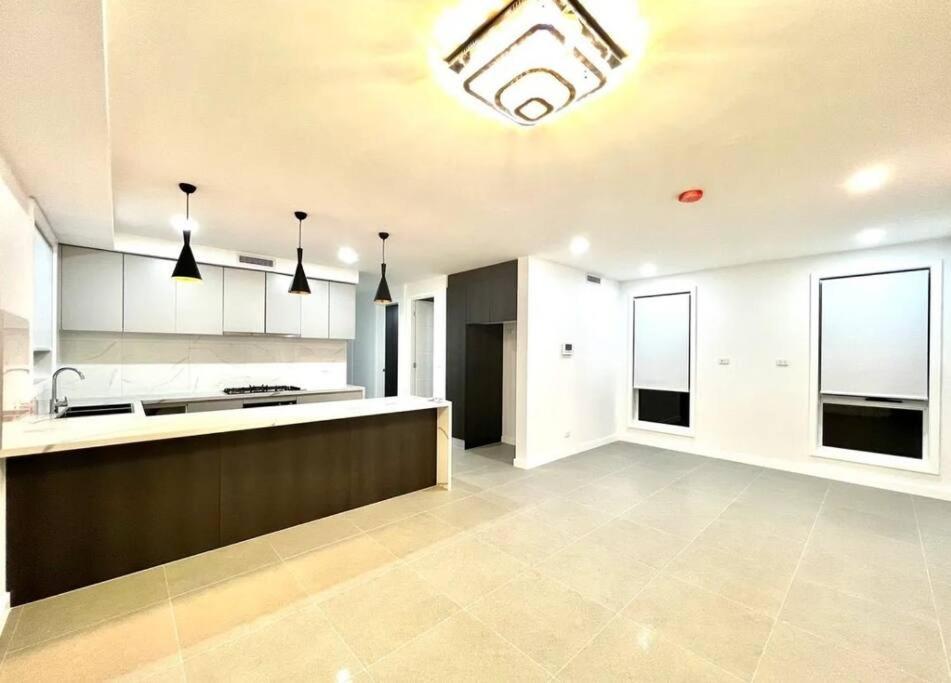 Luxury 5 Bedrooms 3 full Bathrooms home in centre of Rouse Hill