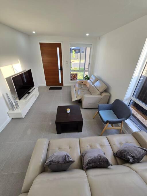Luxury 5 Bedrooms 3 full Bathrooms home in centre of Rouse Hill