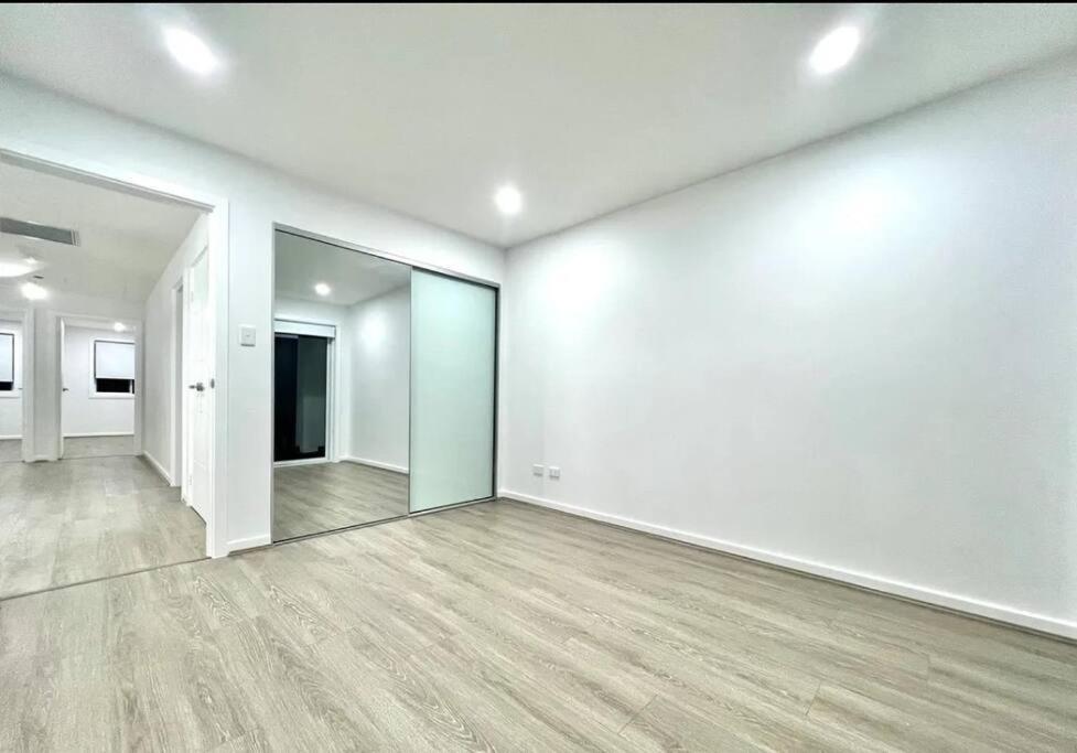 Luxury 5 Bedrooms 3 full Bathrooms home in centre of Rouse Hill