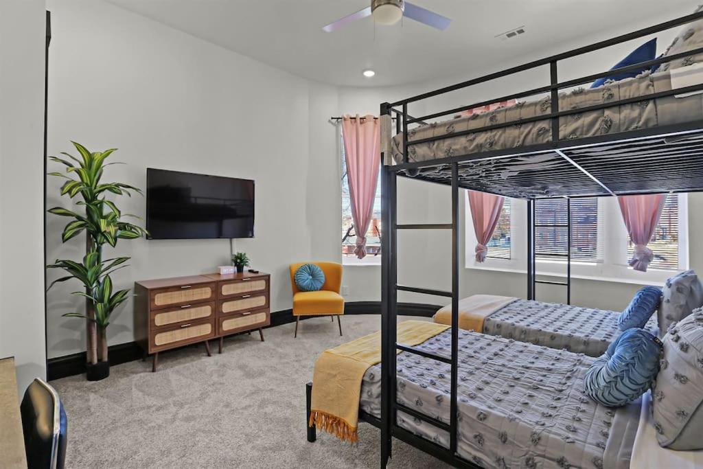 Jefferson Avenue- Large St Louis Home Game Room & Walkable Location view 4
