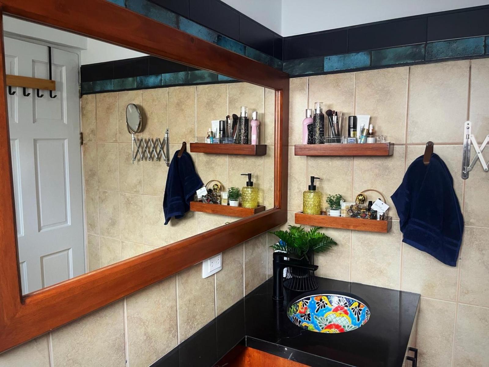 Designer-Inspired 1Bed1Bath Condo Close to Beach