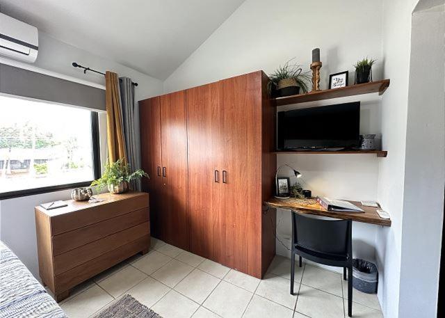 Designer-Inspired 1Bed1Bath Condo Close to Beach
