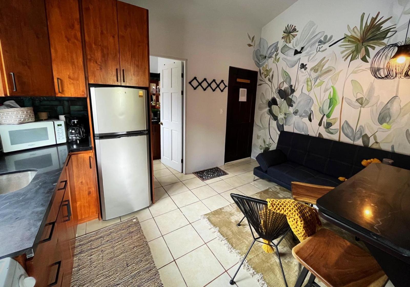 Designer-Inspired 1Bed1Bath Condo Close to Beach