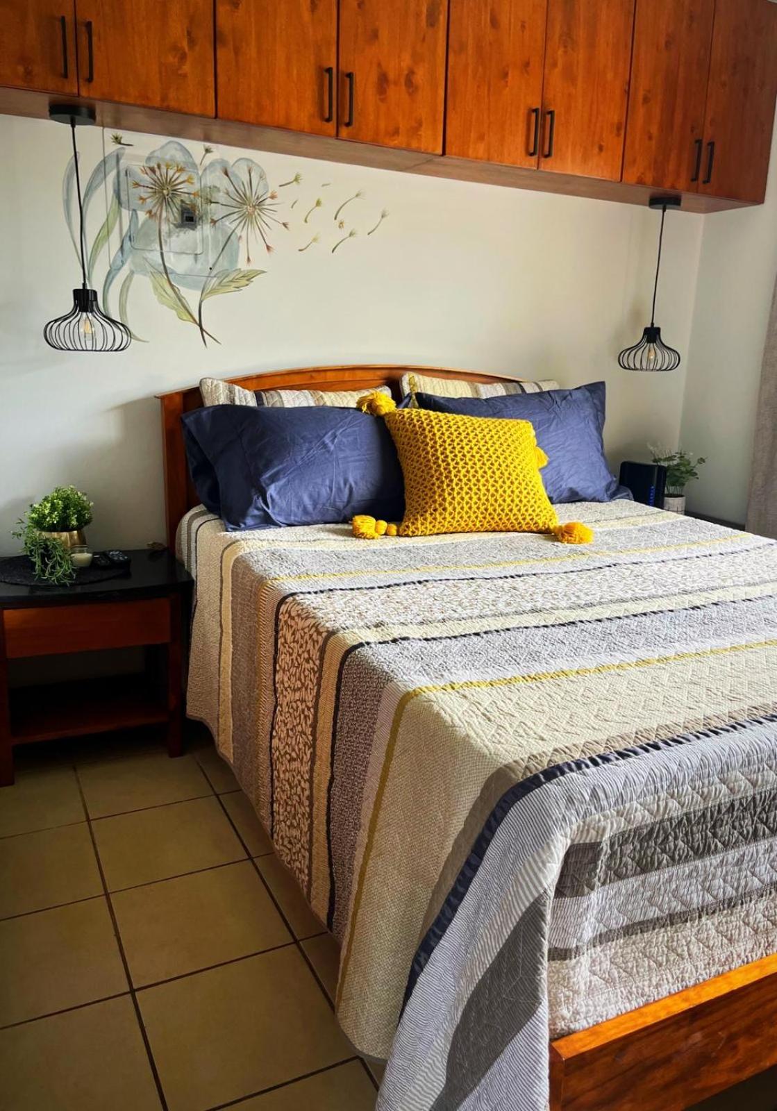 Designer-Inspired 1Bed1Bath Condo Close to Beach