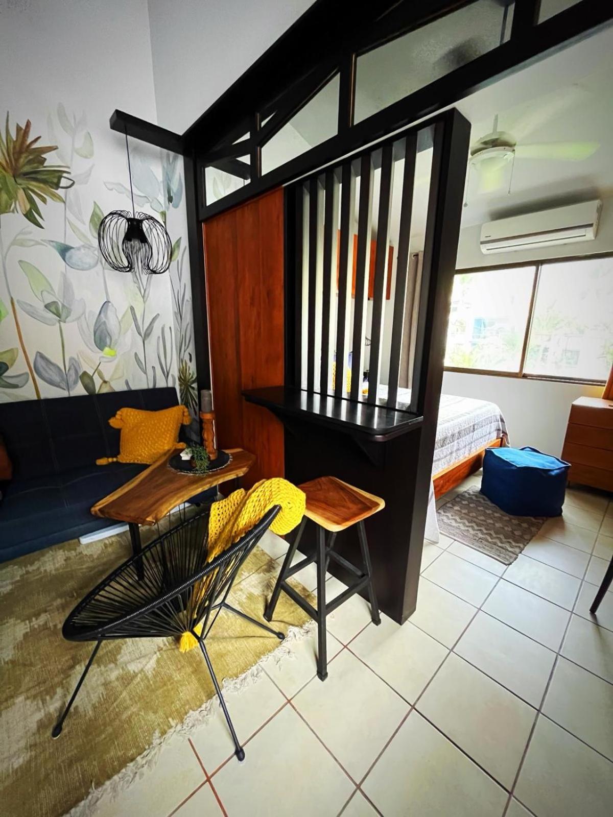 Designer-Inspired 1Bed1Bath Condo Close to Beach