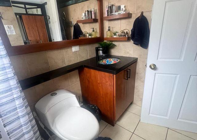 Designer-Inspired 1Bed1Bath Condo Close to Beach