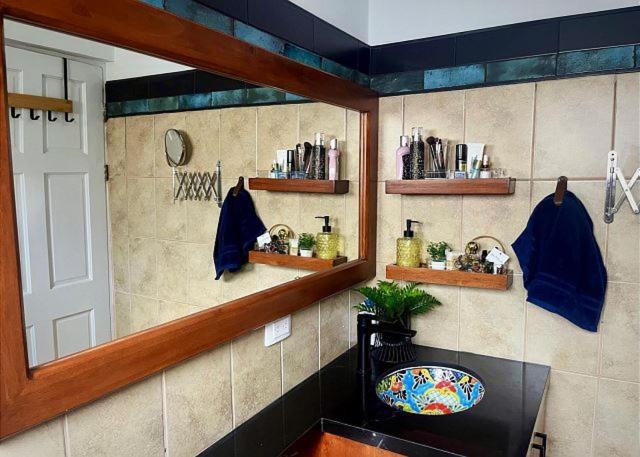 Designer-Inspired 1Bed1Bath Condo Close to Beach