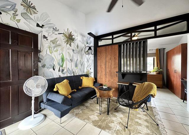 Designer-Inspired 1Bed1Bath Condo Close to Beach