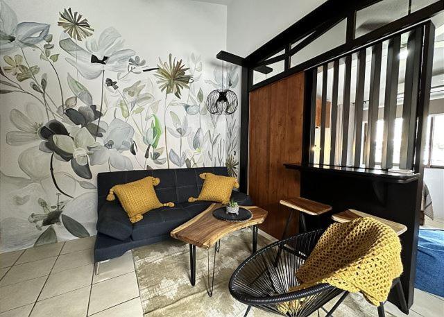 Designer-Inspired 1Bed1Bath Condo Close to Beach