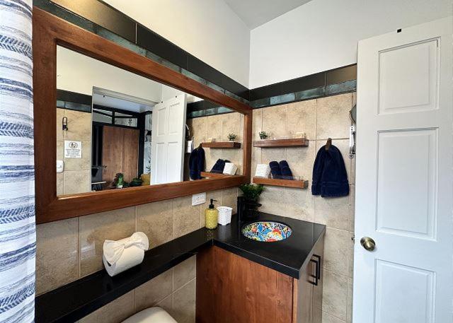 Designer-Inspired 1Bed1Bath Condo Close to Beach
