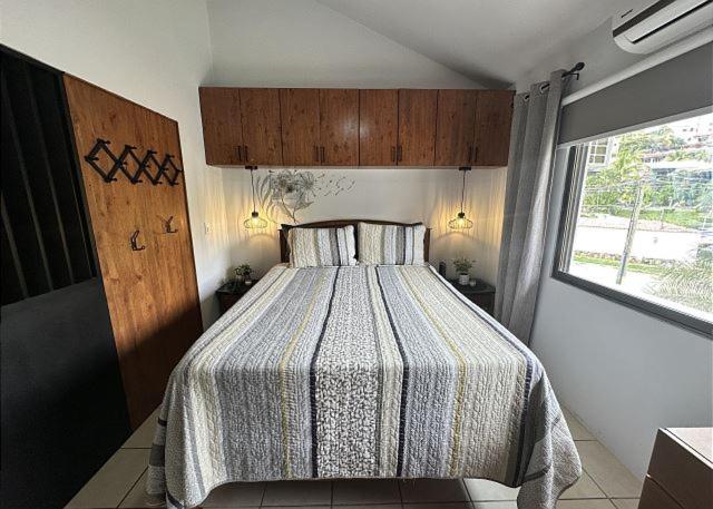 Designer-Inspired 1Bed1Bath Condo Close to Beach