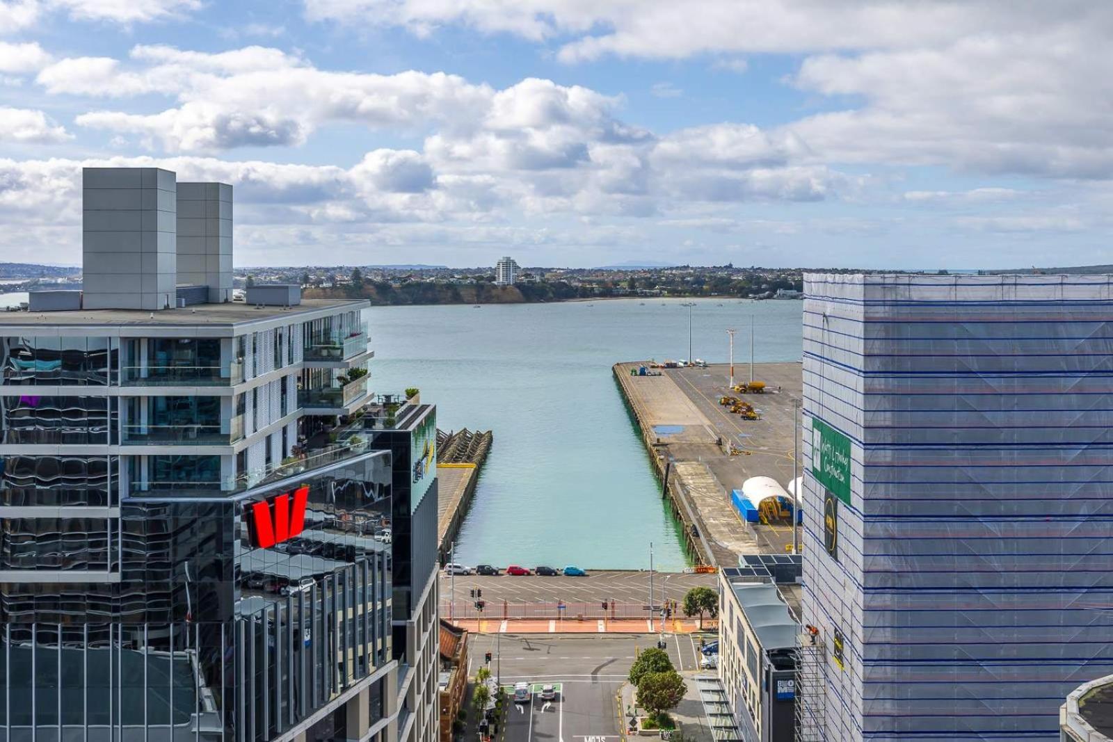 Penthouse perfection Spacious 2 bdrm Views & Carpk view 5