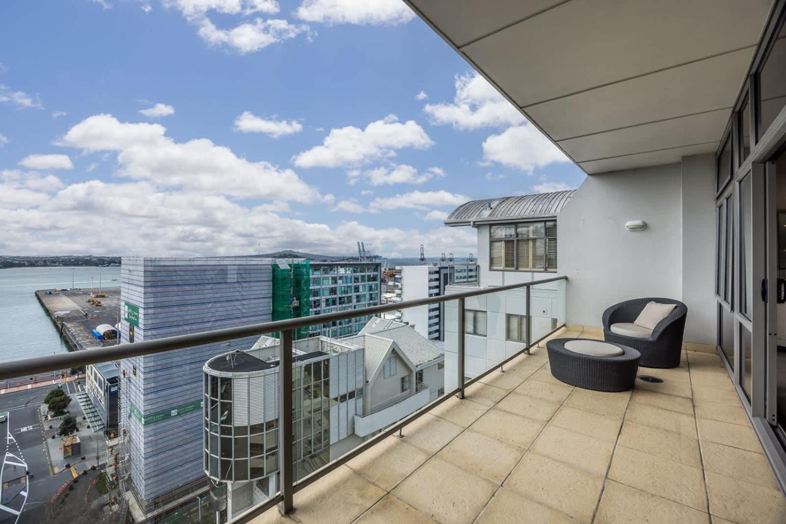 Penthouse perfection Spacious 2 bdrm Views & Carpk view 2