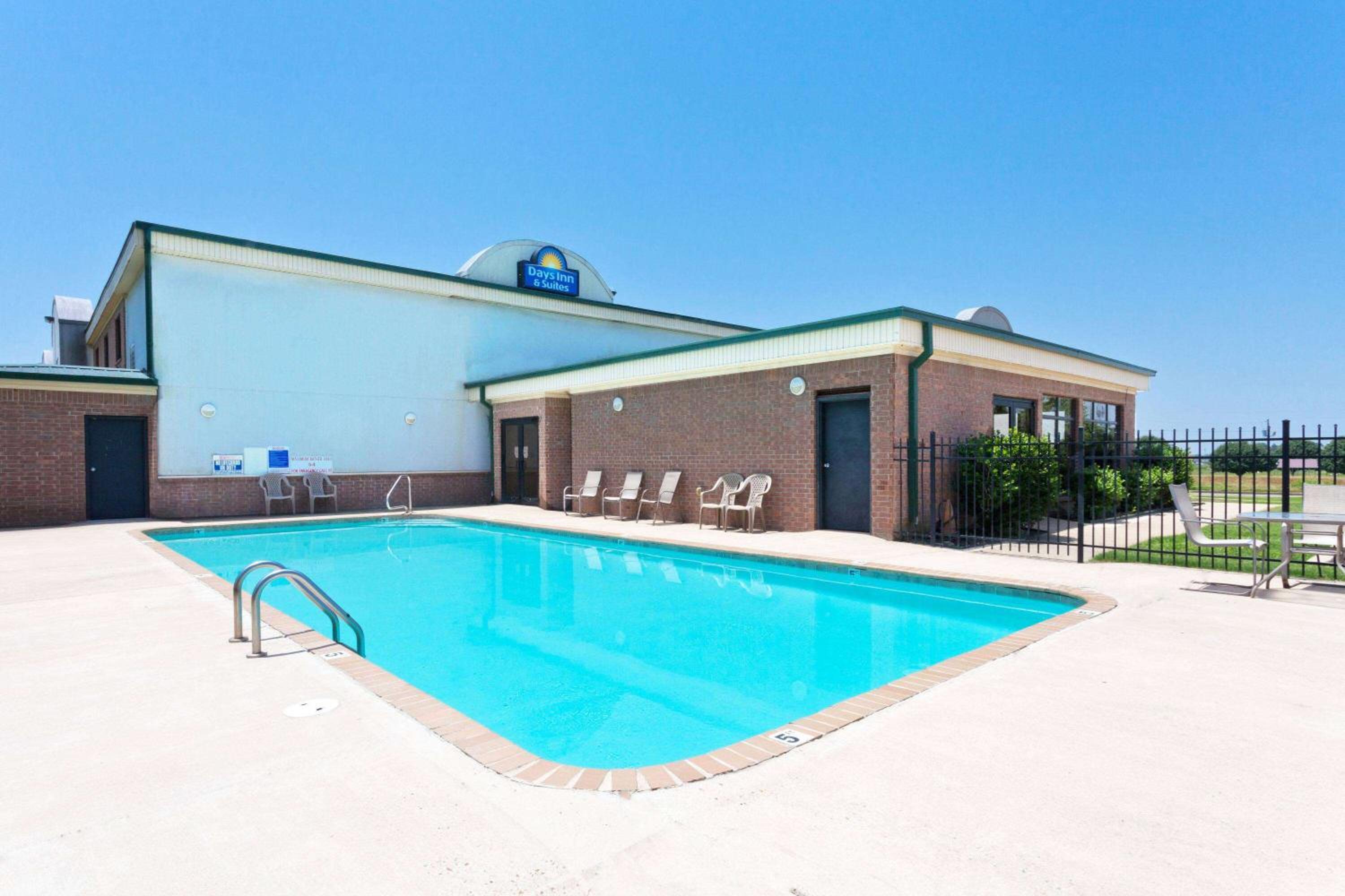 Days Inn & Suites by Wyndham Wynne view 3