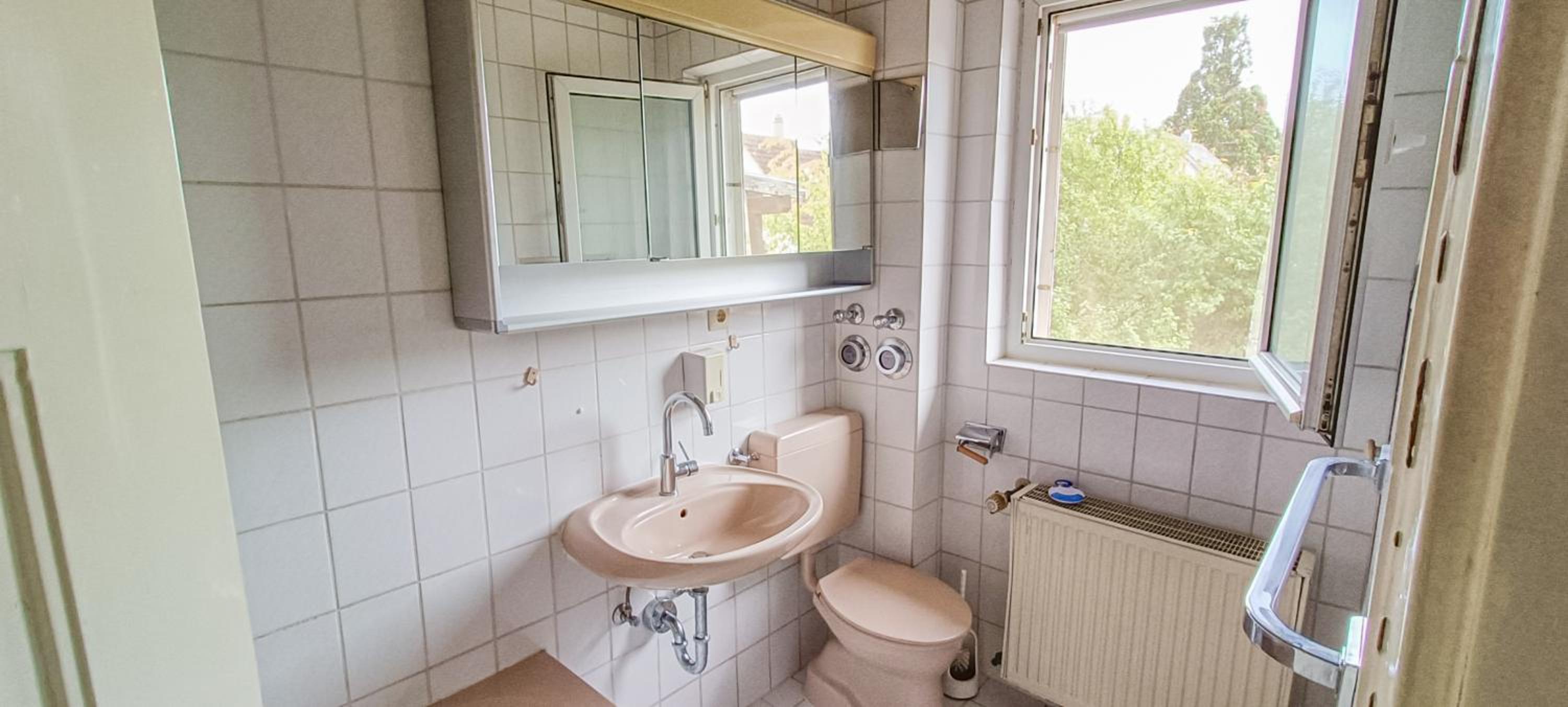 Komplettes Haus - gr Gruppen - 3 Küchen - 3 Bäder - Parkplätze