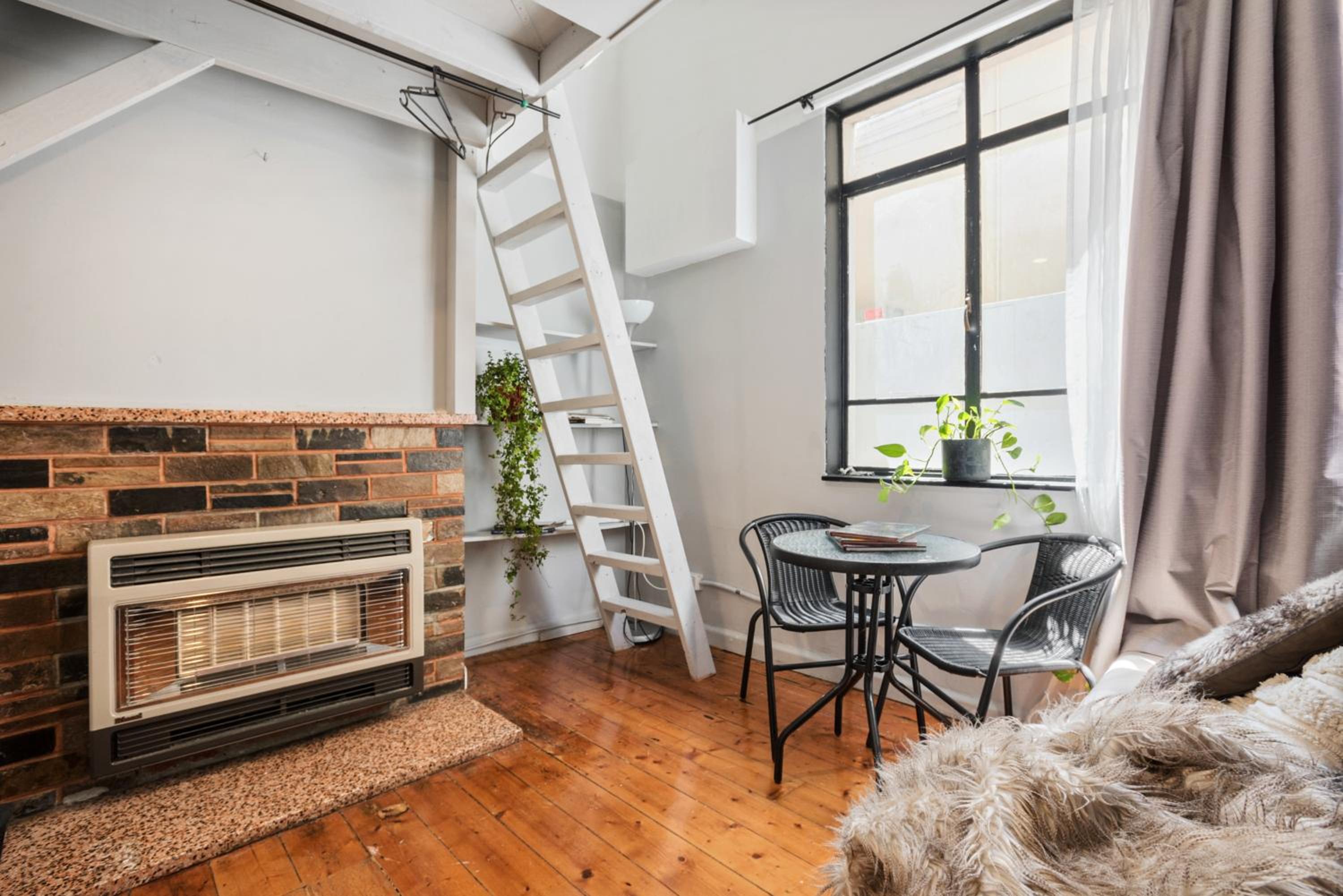 Carlton- loft studios to 2bedroom lofts-2-4pax 12mins City