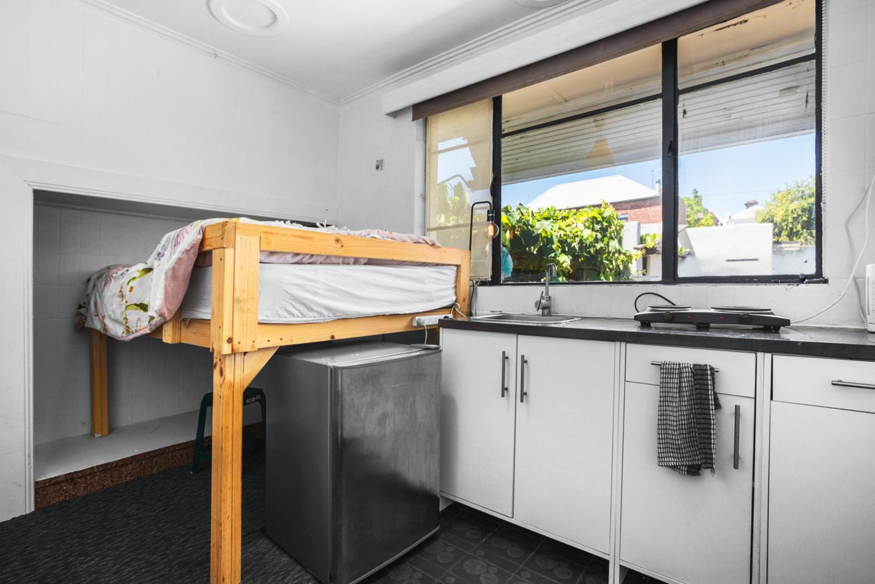 Carlton- loft studios to 2bedroom lofts-2-4pax 12mins City