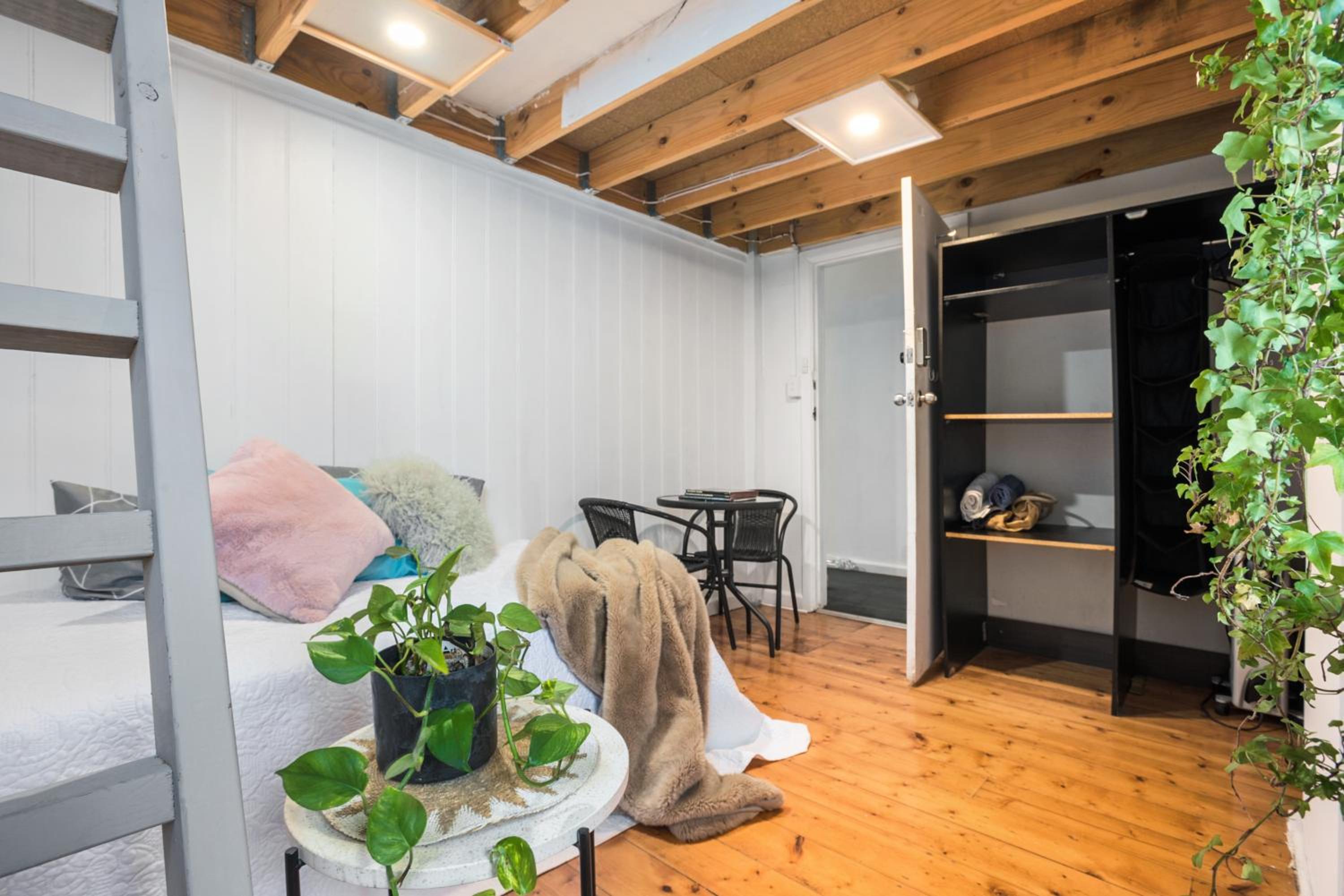 Carlton- loft studios to 2bedroom lofts-2-4pax 12mins City